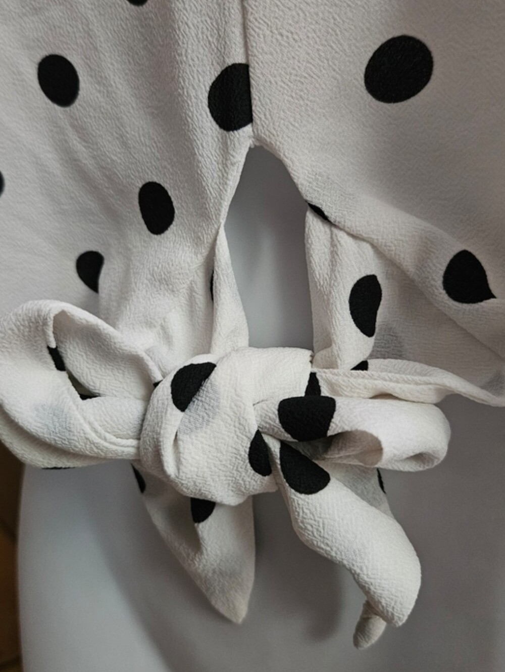 ​Polka Dot Tie-Front V-Neck Blouse Boho Chic Flounce Sleeve Top Medium - Picture 6 of 10